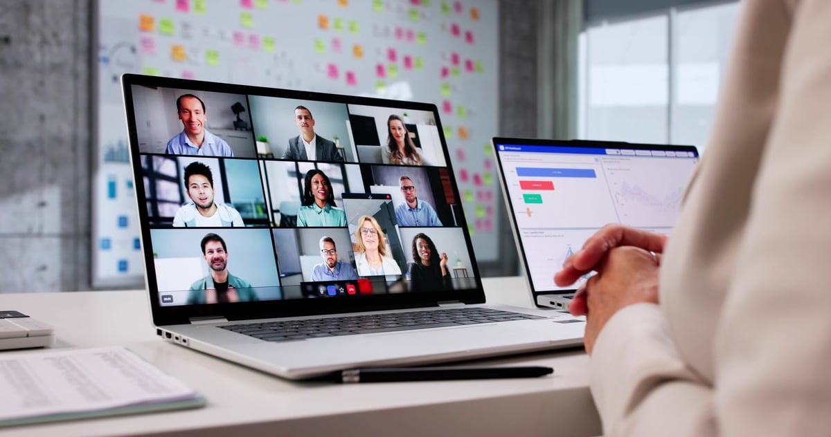 Profesional en una videollamada preparándose para participar en otro idioma