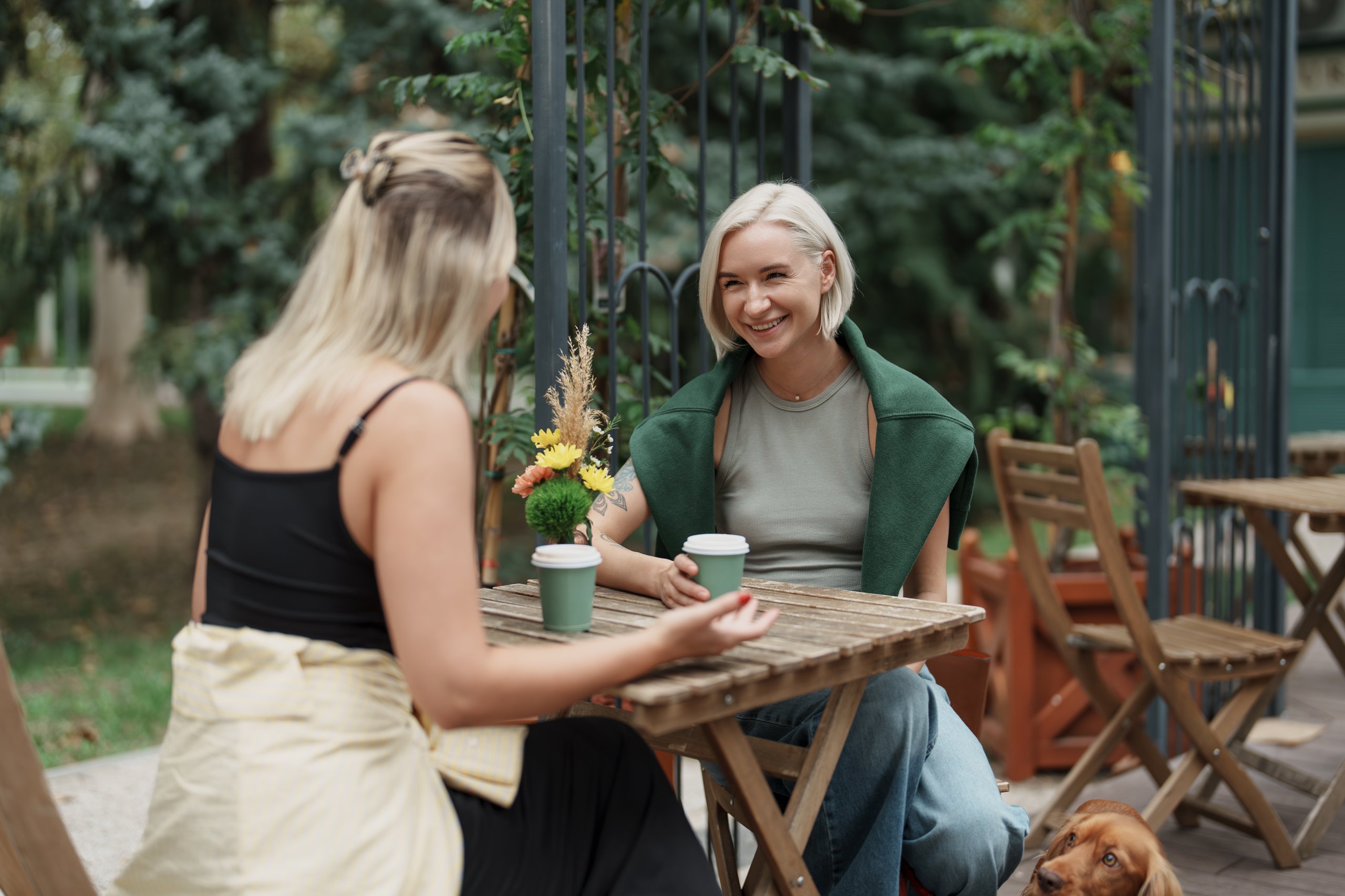 Conversación auténtica en café