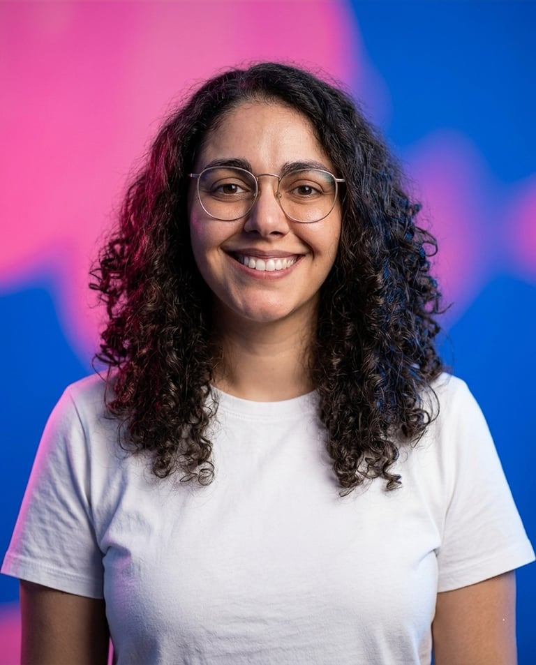 Profesora María con cabello rizado oscuro y lentes